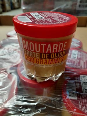 une coupe de glace posée sur une table