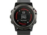 un gros plan d'une montre sur un fond blanc avec un fond blanc