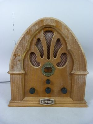 une radio en bois posée sur une table