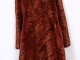 un manteau de fourrure marron sur un mannequin, un mannequin, un mannequin, un mannequin, un mannequin, un mannequin, un mannequin, un mannequin, un manne