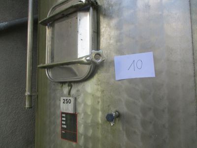 une photo d'une porte métallique sur laquelle est accrochée une pancarte