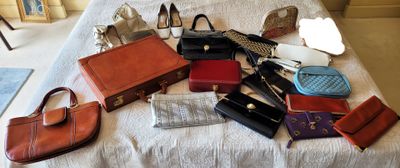 un lit sur lequel sont posés de nombreux sacs à main et chaussures