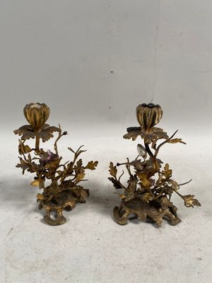 paire de bougeoirs anciens en laiton ornés de fleurs et de feuilles