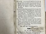 quelqu'un tient un livre ouvert à une page sur laquelle figurent des inscriptions