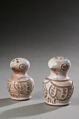 trois salières et poivrières en céramique posées sur une table