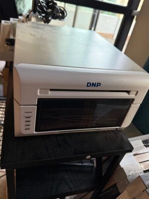 un micro-ondes posé sur une table