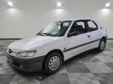 la photo d'une voiture blanche garée dans un garage