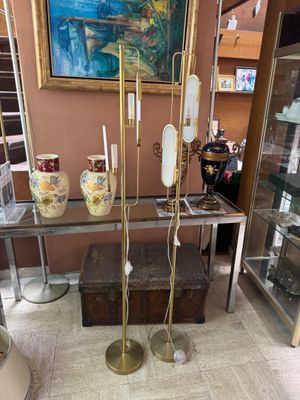 two lamps that are sitting on a table in a room