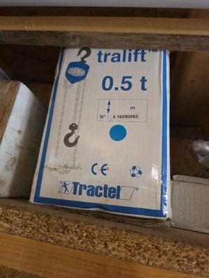 une boîte sur laquelle est posé un livre
