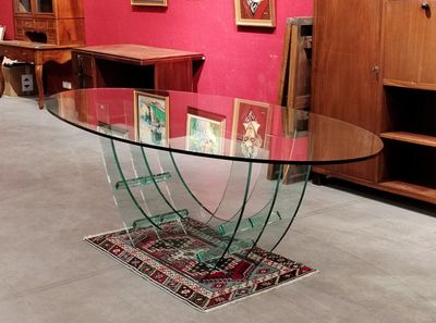 une table en verre avec un plateau en verre et un tapis posé au sol