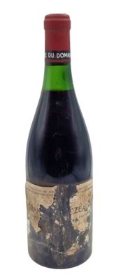 une bouteille de vin posée sur une table