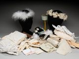 de nombreux types de vêtements exposés sur la table