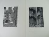 deux photographies en noir et blanc d'une rue d'une vieille ville européenne