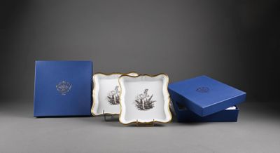 trois assiettes bleues et blanches et une boîte bleue posées sur une surface grise