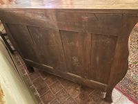10561-25 / CH COL / Commode tombeau en noyer ouvrant par tro… (photo 6)