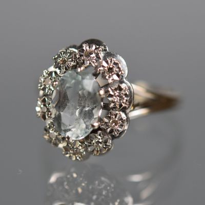 gros plan d'une bague en diamant sur une surface réfléchissante