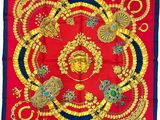 une image représentant un carré rouge et bleu orné de motifs dorés