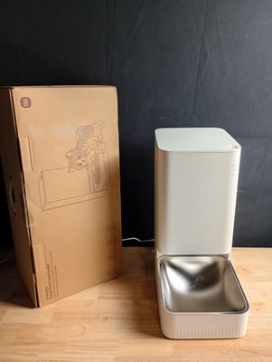 une boîte posée à côté d'une autre boîte sur une table