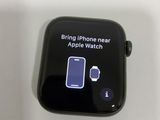 une Apple Watch noire posée sur une table blanche