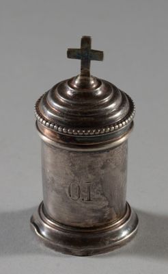 une sucrière ancienne en métal argenté, ornée d'une croix sur le dessus