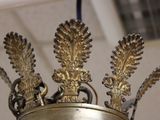 une horloge en or suspendue au plafond d'un immeuble
