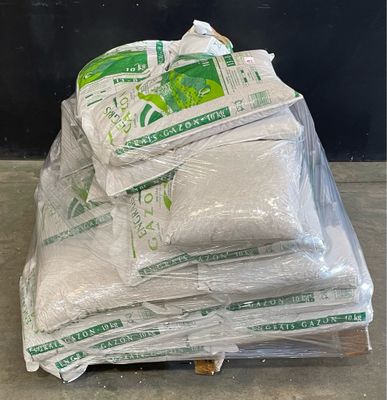 une pile de sacs de riz posée sur une palette