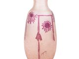 vase violet et blanc orné de fleurs et de pompons