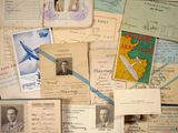 de nombreux vieux papiers et de vieilles photos accrochés au mur