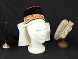 trois chapeaux sur la tête d'un mannequin, sur fond noir