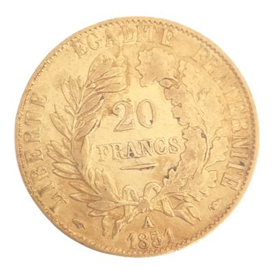 gros plan d'une pièce de monnaie sur fond blanc