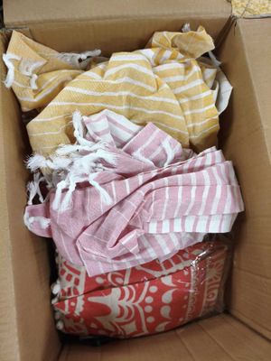 une boîte en carton remplie de serviettes et d'autres objets