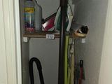 une photo d'une salle de bains avec un lavabo et un tuyau d'arrosage