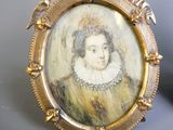 une photo d'une photo représentant une femme portant une couronne sur la tête