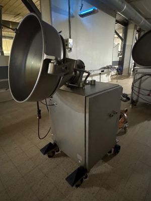 une grande machine installée à l'intérieur d'un bâtiment