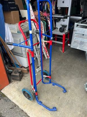 une photo d'un diable bleu et rouge dans un garage