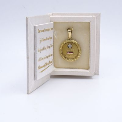 une image représentant un petit cadenas en or serti d'un petit diamant