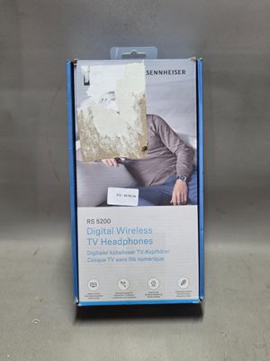 La boîte est bleue et blanche et comporte l'image d'un homme assis sur un canapé.