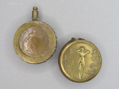 deux fermoirs plaqués or représentant une femme et un homme