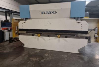 l'image d'une machine installée dans un garage