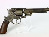 gros plan d'un pistolet sur une surface blanche