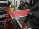 beaucoup d'outils et de matériel dans une pièce