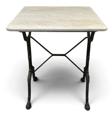 une table en marbre blanc avec des pieds en fer, sur fond blanc