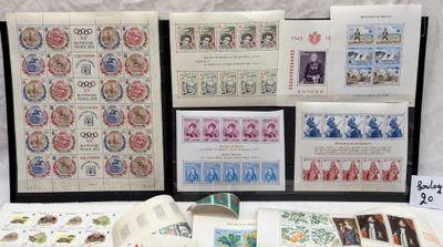 de nombreux timbres exposés sur une table