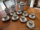 beaucoup de tasses et de soucoupes sur la table