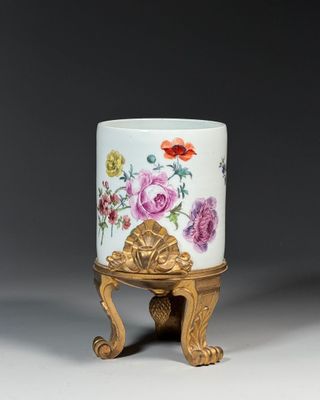 MEISSEN - Vers 1750-1760. Petite FONTAINE à décor de roses a…