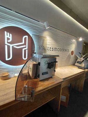 une photo d'un café avec une machine à café posée sur le comptoir