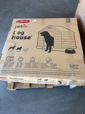 les cartons sont empilés les uns sur les autres par terre