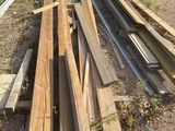 de nombreux morceaux de bois posés par terre devant une maison