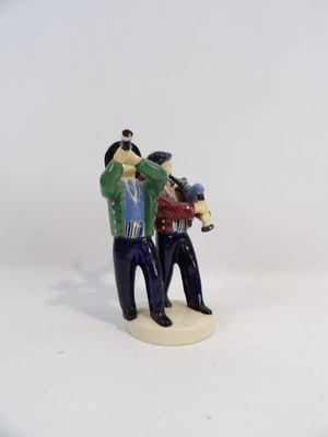 une petite figurine représentant un homme et une femme