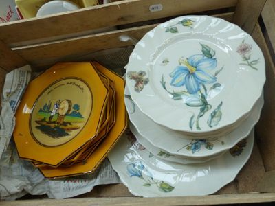 plusieurs assiettes et bols dans une boîte sur la table
